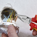SZCZYPCE UNIWERSALNE Z OSTRO ZAKOŃCZONYMI SZCZĘKAMI PCV145MM